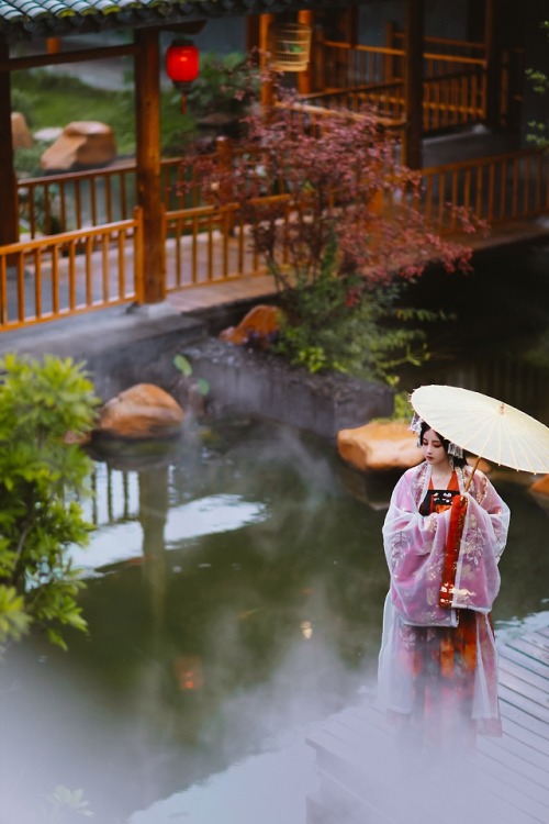 「胭脂纱」A lush autumnal photoshoot featuring traditional Chinese Hanfu, via 界之猫. The model is wearing a