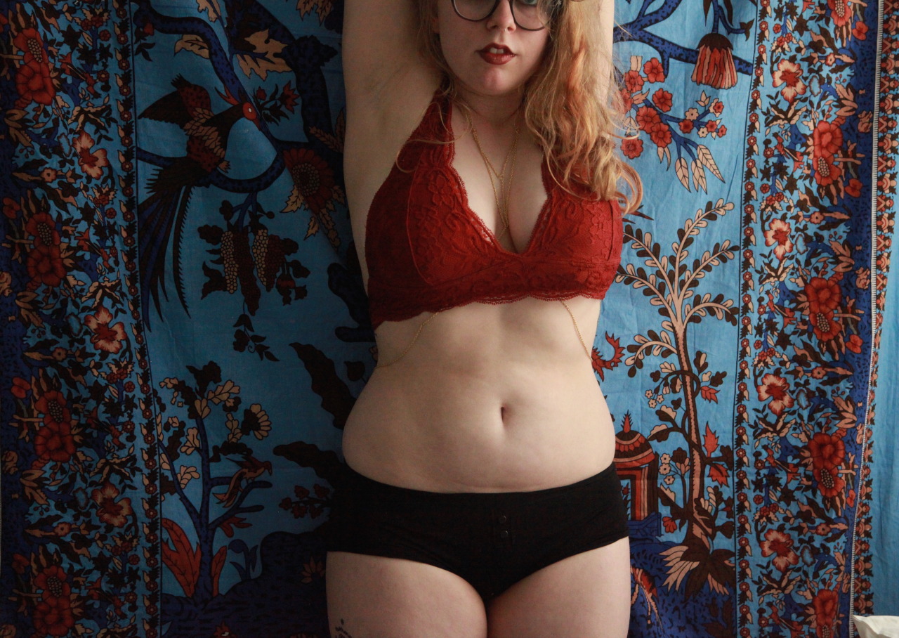 xmousecolouredx:  showing off the new bodychain from etsy!!