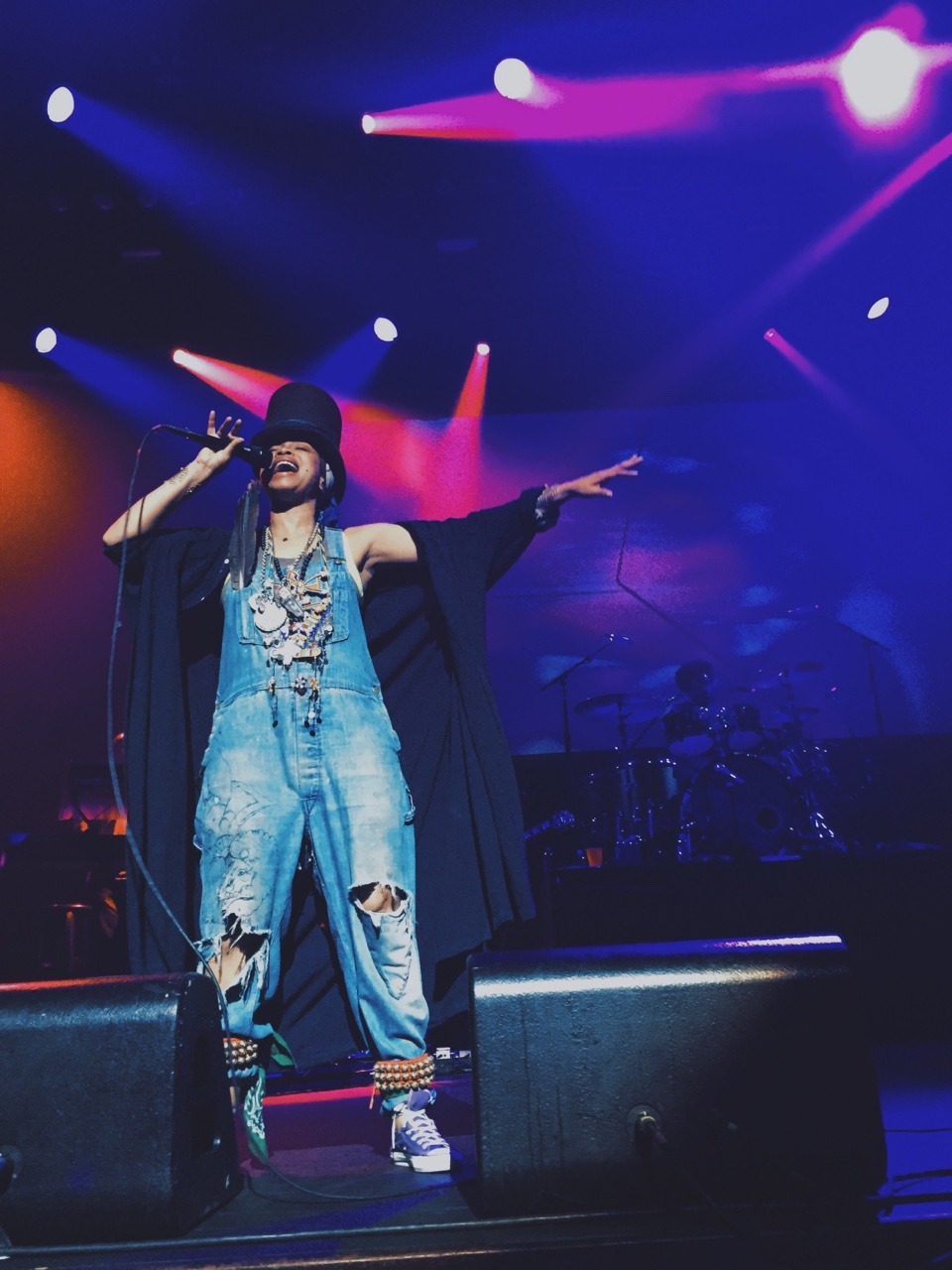 pure-hiphop:  The Roots and Erykah Badu last night in Los Angeles! Lauryn Hill, Slum