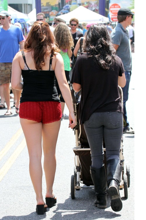 thefuturekind:  Ariel Winter drives me crazy. I'mma just sit here and admire her cute ass.
