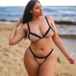 kingjazziedad:  DeliciouslySexy. Curvy. BigBooty Haitian MamisBorn in 🇭🇹 Haiti. Reared In the USA 💚❤️💜