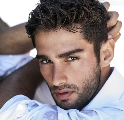 jezebelsboys:  💕JEZEBEL’S HUNK OF THE DAY💕  Love love love 😍😍   Instagram: Ricardo Baldin  Follow Me:JEZEBEL’S BOYS 💕