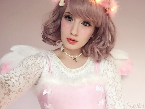 pastelbat:  Fluffy angel selfies, this might be my favorite look heh (◍•ᴗ•◍)♡ ✧*。  This dream holic wig always make me feel cute! (*////*) (I’m wearing little poppy in milky lavender)For outfit rundown go here<- (wings are handmade