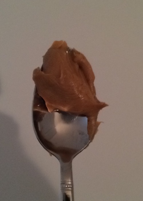 weavemama:THIS SPOON OF PEANUT BUTTER LOOKS LIKE DONALD TRUMP’S HAIR OMG 