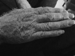 sklhropurhnikaa-romantikh:  Αγαπω τα χερια της γιαγιας και του παππου.