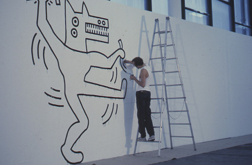 internet-youth: gallowhill: Keith Haring painting a wall at the Pavilion of the 17th Biennial of S