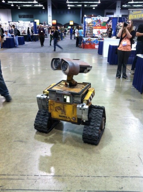 At Wondercon, saw an amazing Wall-E remote controlled robot! He even had the cockroach on him >w