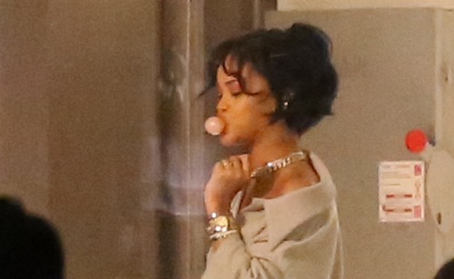 robyncandids: Rihanna on set of a photoshoot in Los Angeles (Aug. 28)