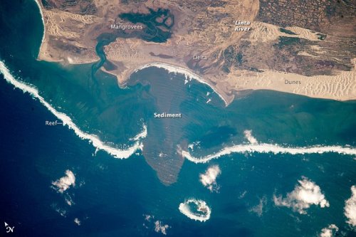 A complex shorelineAn astronaut photograph of the Linta River delta in Madagascar reveals several co