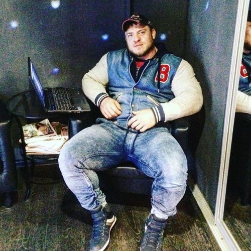 Adam Abakarov is dressed to kill (His thighs and calves are ready to pop out!) .