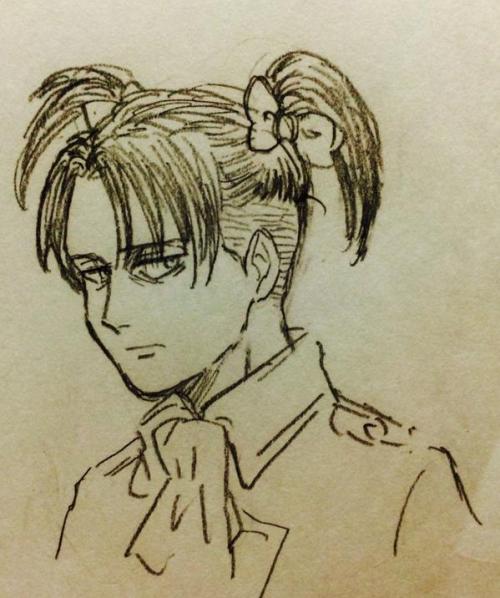  At today’s “Attack on Oyama” event, Isayama was asked “What would another hairstyle for Captain Levi look like?” He answered with “He would keep the undercut but grow out the hair, and then tie it up.” Needless