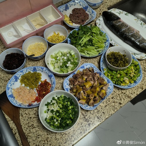 wirwerdensiegen:Gong Jun Weibo Update 2022/06/09. 回家啦！浅学了俩菜 I’m home! Learned two dishes.He ad