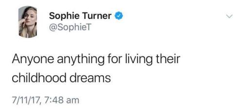 derryintheupsidedown: Sophie Turner talking adult photos