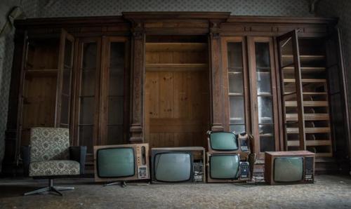 beautyofabandonedplaces:Nothing on TV (found in an abandoned mansion) [5927x3541]