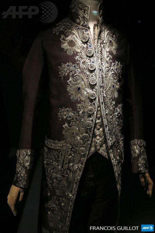 new-vogue-ravyn: thegentlemanscloset: Suit &amp; waistcoat circa late 1770s/1780s. French. Court