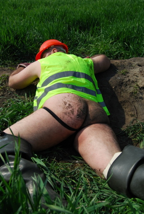 housebearsofatlanta:  Nice bubble butt love to fuck in mud