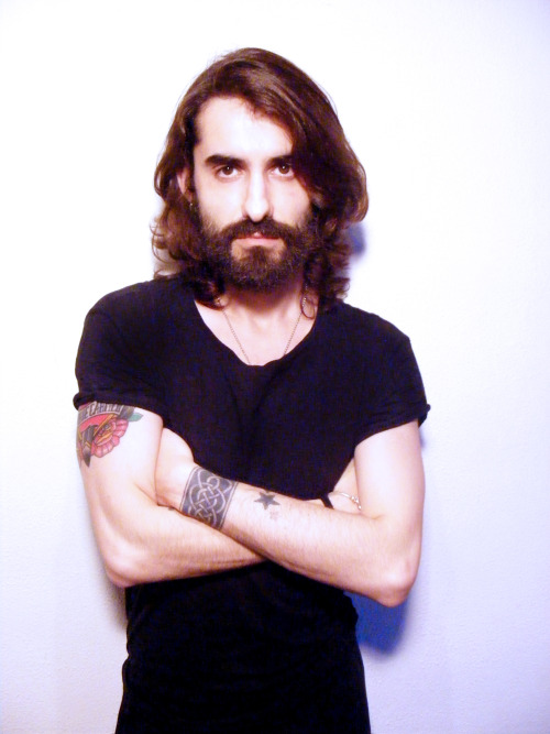 soy-ivan-g:  Ladies and Gentlemen here´s my trimmed beard, and longer hair 