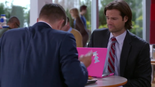 lorefreak:leave the college girl with her hot pink laptop and latte alone!!!!