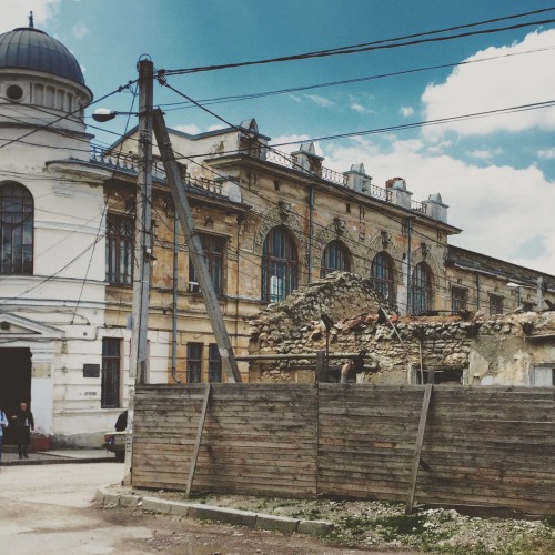 Великолепные развалины Симферополя, опутанные лентами электропроводов…