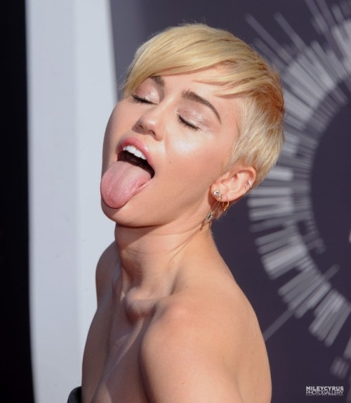 Miley Cyrus Nude Pics + Her Fappening Leak - Fappening Sauce