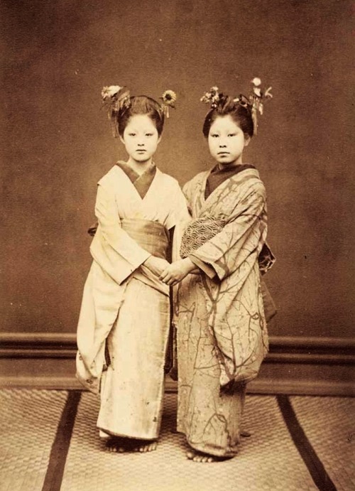 camerettasabauda:Yamamoto Studio, Maiko (Apprentice Geisha), ca. 1870s