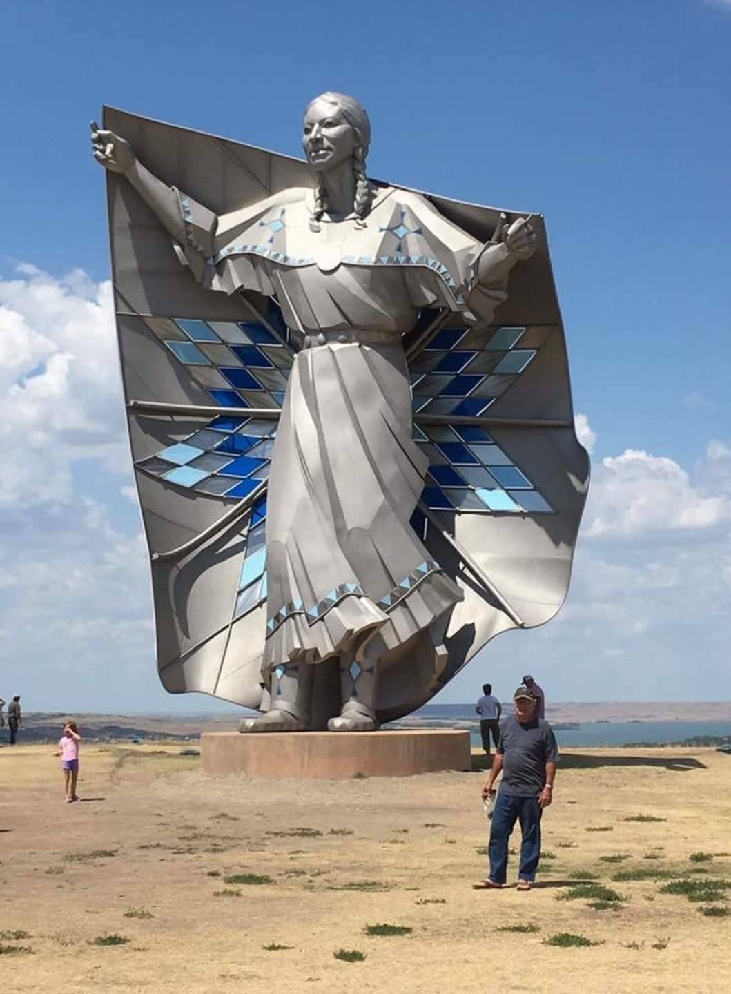 ithelpstodream:50ft statue “dignity” went up in south dakota this week to honor