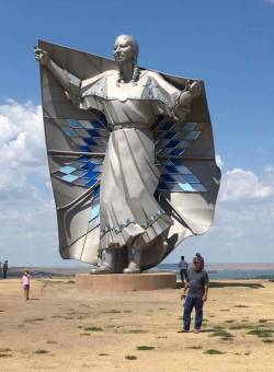 ithelpstodream:50ft statue “dignity” went up in south dakota this week to honor the lakota and the dakota tribes that are indigenous to that area. I think I&rsquo;d cry if i saw this
