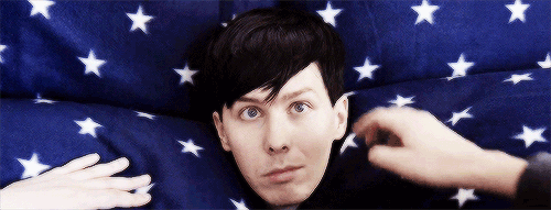 amazinghowell:Dan fixing Phils hair
