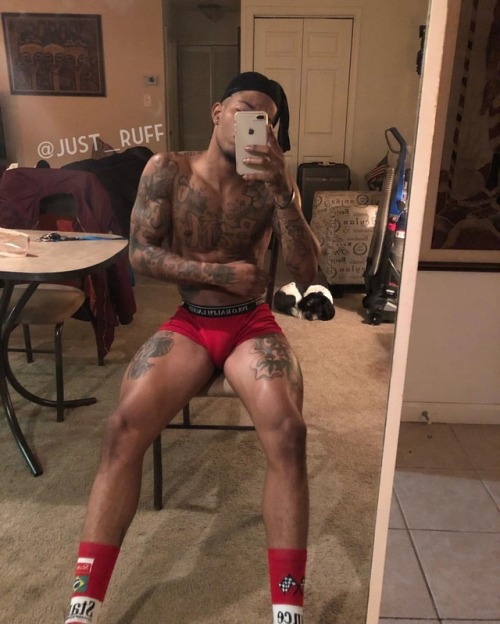 th3bamst3r:  Niggas Out Here Getting Thicker 😜🏆💪🏽 #Gains #humpday #wednesday