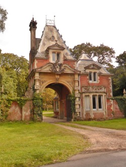 whitenoten:     Ornate Gatehouse, Lyndhurst,