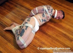 bondageforthebigman: fuckyeahmalefeet:  ≡  All white. 