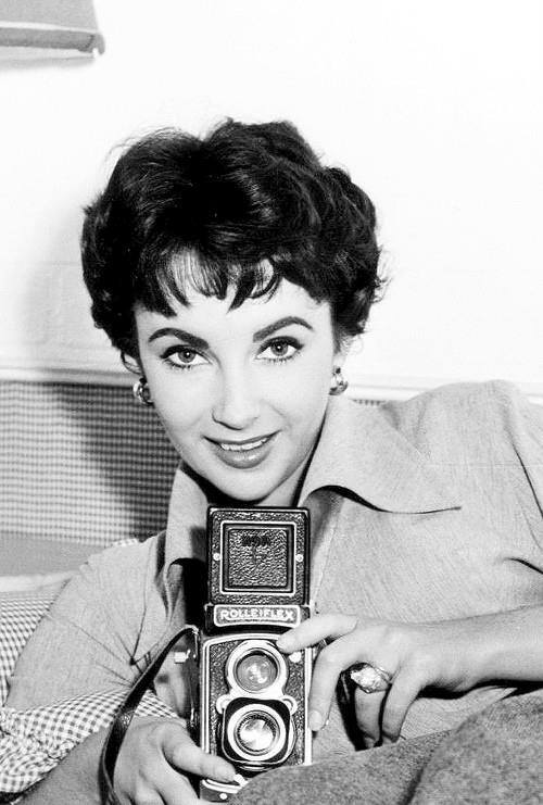 arabamolsamontgiymezdim:  Audrey Hepburn Ingrid Bergman Elizabeth Taylor with a Rolleiflex,