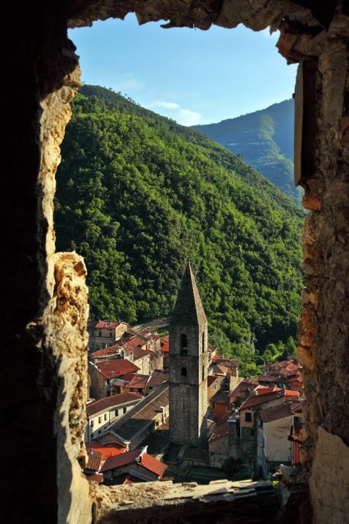 View of Pigna from an old house, Liguria / Italy (by Finn Lyngesen).