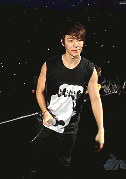 rurouneko:  donghae kissed the marry U project banner ;;A;; 