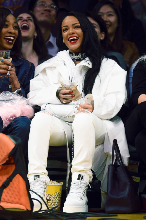 ovoxdreamville: smokingsomethingwithrihanna:  Basketball Game In LA (Mar. 6)  Her shoes man
