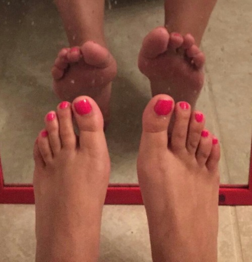 wvfootfetish: brokelittlelatina: Toes! Gorgeous toes too!!!!!