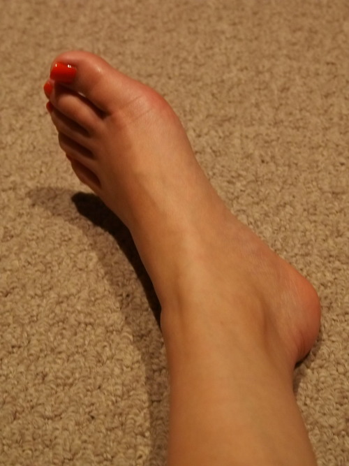 barefootwomen101: wvfootfetish: buntoes: orange crush toes part 1 :) Sexy