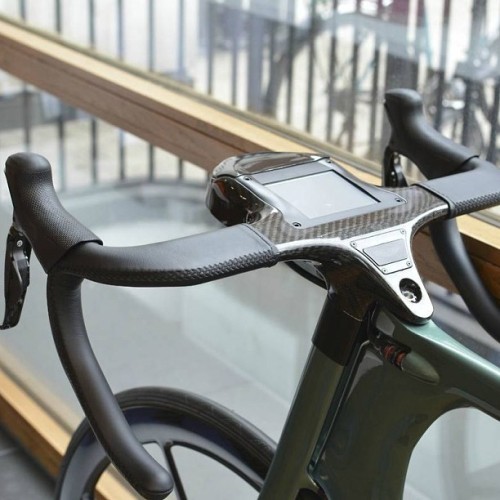 laicepssieinna:  #astonmartin #carbon #roadbike by somebike ift.tt/1dUgLCYVive le Vélo
