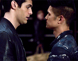 magnusizzy:malec: *is having a moment*jace: *happens*