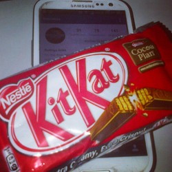 Por fin mi celular con Kit Kat&hellip;..  o mejor le pongo Lollipop???