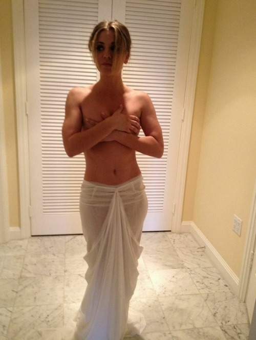 best-naked-celebrities:  Kaley Cuoco naked cell phone pics leaked