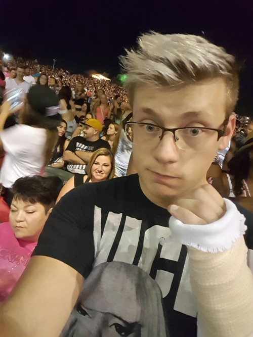 bonersniper:  Took my mom to the pinkprint tour. She was so thrilled. 