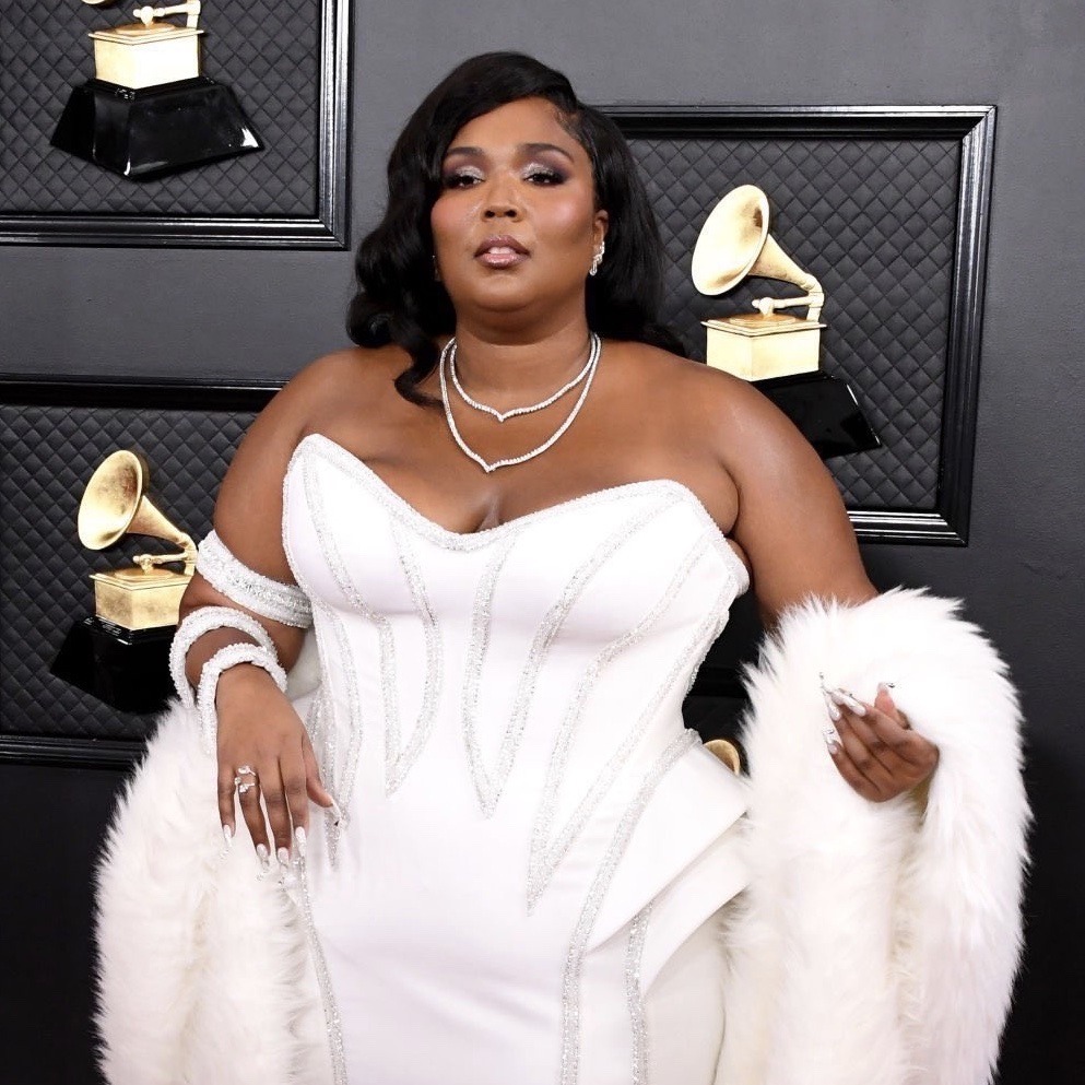 Sex coutureicons:lizzo wearing versace at the pictures