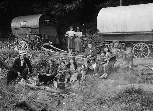 Gypsies camping - probably Swansea by LlGC ~ NLW on Flickr.