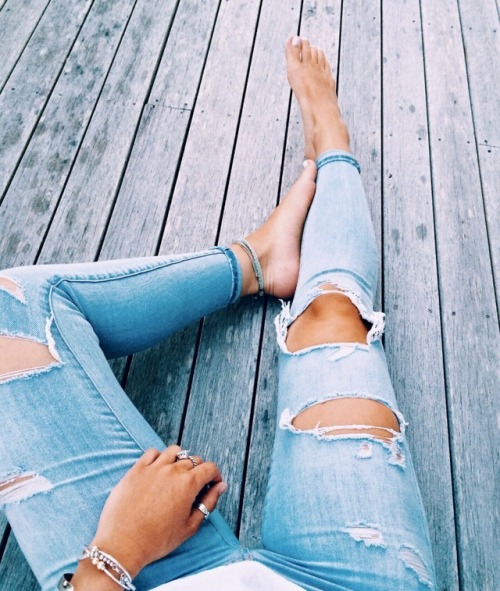 ohkellykelly: For a tumblr crush of mine. She likes pretty feet.  Do you think mine are pretty? Woul
