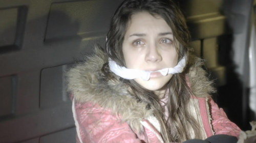 superbounduniverse:  gaggedactresses:  Just a quickie: very cute Hannah Marks cleave-gagged in the the back of a van in Flash Forward (Season 1, Course Correction).   Superbound rating: 9.5 