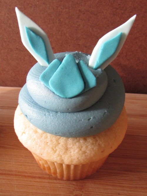 asugarplumfairy:  captnmcd:  Eevee Cupcakes! buttercream swirl with fondant ears/details!   prolly been about 6 months since I have done anything fondant. I also ended up cleaning out my tool box and I threw out all my died up gels so I had only 3 primary