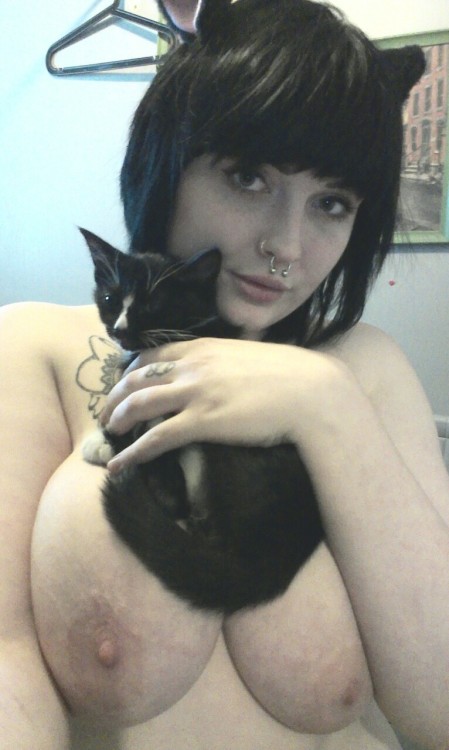 kelaenobaby:  Posting this uncensored for topless tuesday
