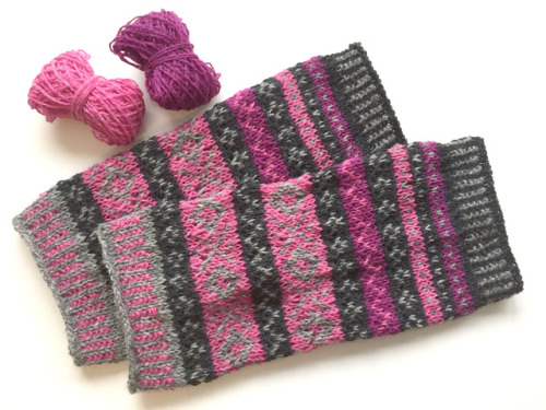 fair isle arm warmers - via Ravelry *Cranberry Arm Warmers* (two-in-one-pattern)