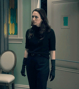 nakedinasnowsuit: e-ripley:   Theodora Crain   favorite outfits | The Haunting of Hill House    I loved theo’s outfits in this. I would 100% wear all of them.   she is so damn attractive 